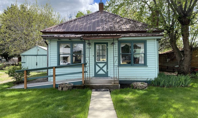 Weiser Cottage | Enjoy your comfy stay at Grandma's House near the Weiser River Trail