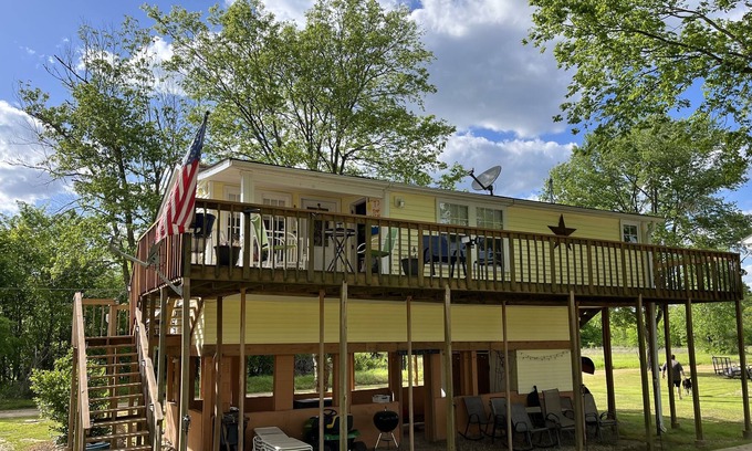 Doniphan Cabin | Enjoy your morning coffee overlooking the beautiful Current River. Non Smoking