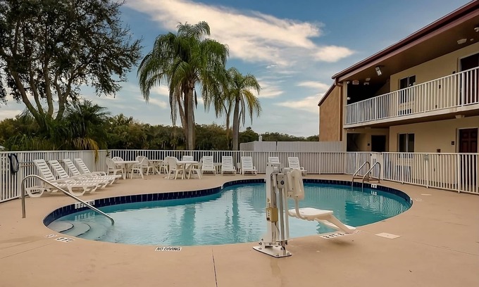 Ellenton Hotel | Ensuring a Very Comfortable & Memorable Stay! Pool, Pet-friendly, Free Parking!