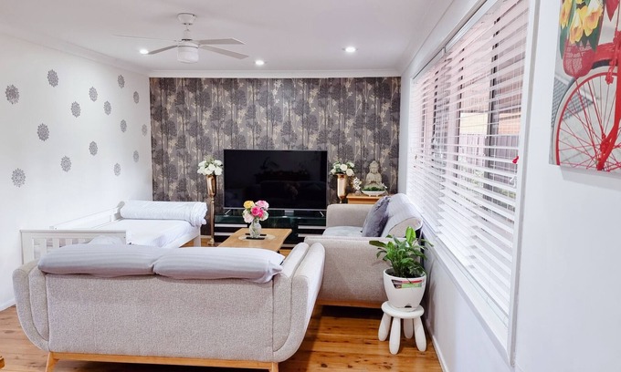 Sydney House | Entire 3 Bedroom - Fully fenced individual home in tranquil cul de sac