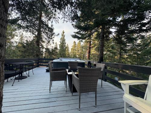 Big Bear Lake House | Entire Cabin, Walk to Ski Slopes, Hot Tub, Pet Friendly, Fast WiFi, 2 Parking, 2 Fireplace, Wash & Dryer, Fenced, Fire Pit, BBQ, Hike, Golf, Zoo