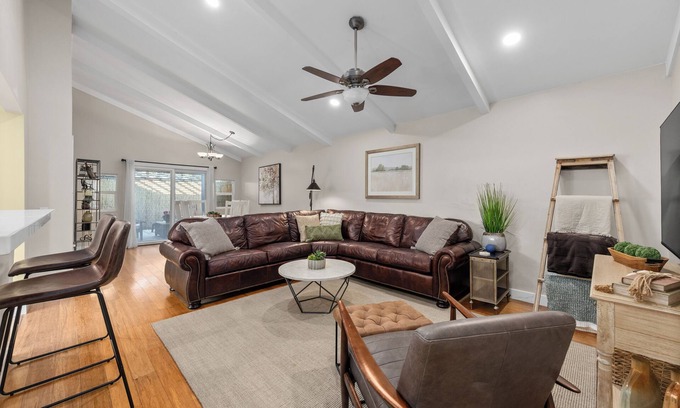 Greenacres Condo | Entire condo in Bakersfield with WiFi, AC