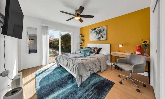 Davis House | Entire Davis House · ★Breakfast at Tiffany’s★ in Davis w/ Putting Green