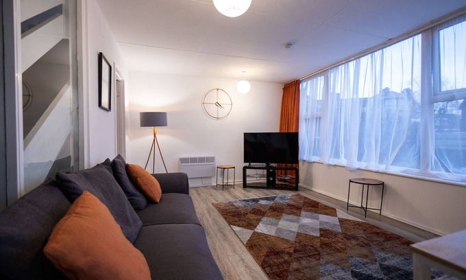 Felixstowe Apartment | Entire Flat in Felixstowe - Undercliff F16