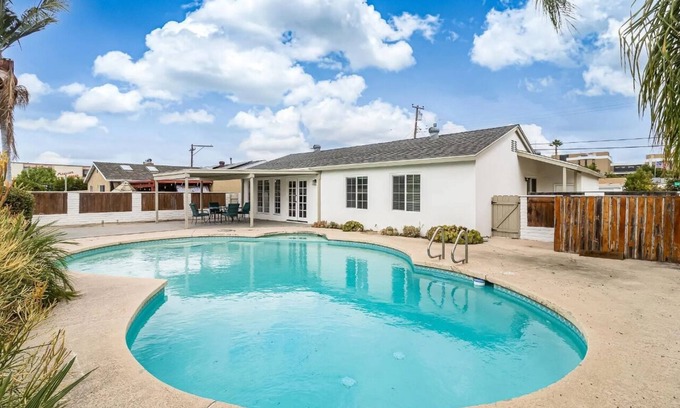 Grantville House | Entire home, Heated Pool, Free Parking, WiFi, Pets are allowed