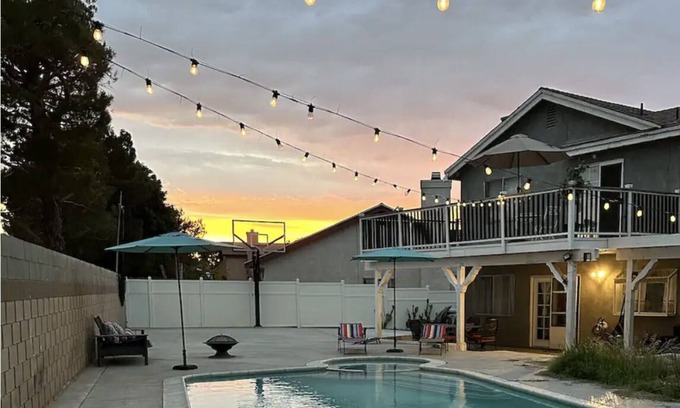 Lancaster House | Entire home. Spacious. Basketball. Two Story. Backyard. Piano. 4 bedrooms.