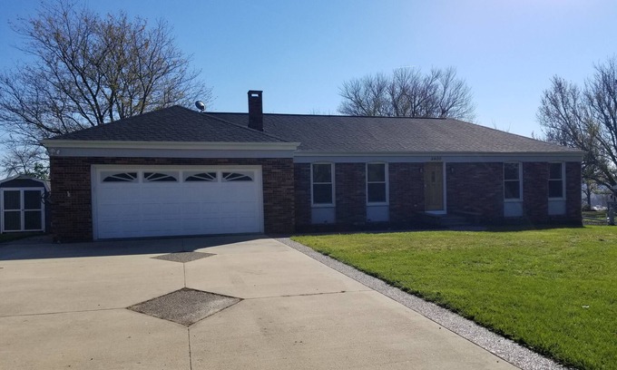 Dubuque County House | Entire house. Bonus Game Rm. Lg yard w/firepit/driveway/garage.