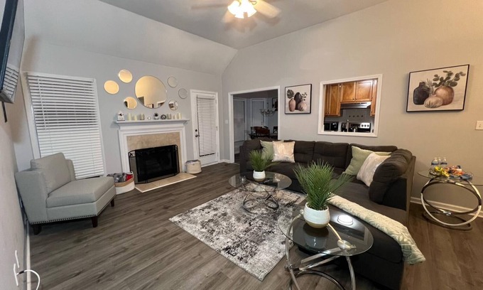 Athens House | Entire Renovated Beautiful Home - Close to UGA and Downtown Athens!