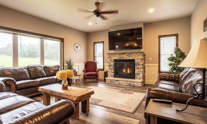 Wisconsin Dells House | Epic 6BR w/Movie Theater + Goats + Dock Access