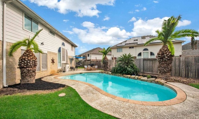 Barker Apartment | Epic 7BR w/Pool + Billiards | 25 Mins to Downtown