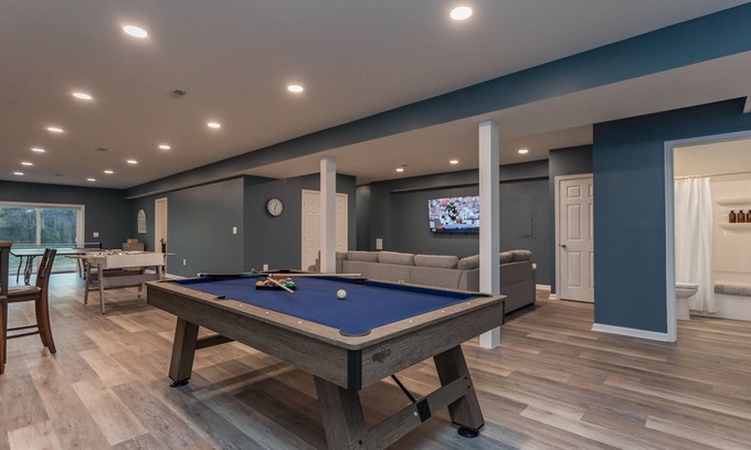 Elkton Ski Chalet | Epic ~ Game Room, Hot Tub, Firepit, BBQ ~ 7 min to Shenandoah National Park