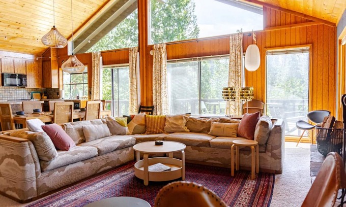 Mi-Wuk Village Ski Chalet | Epic stargazing at the Treehouse Chalet