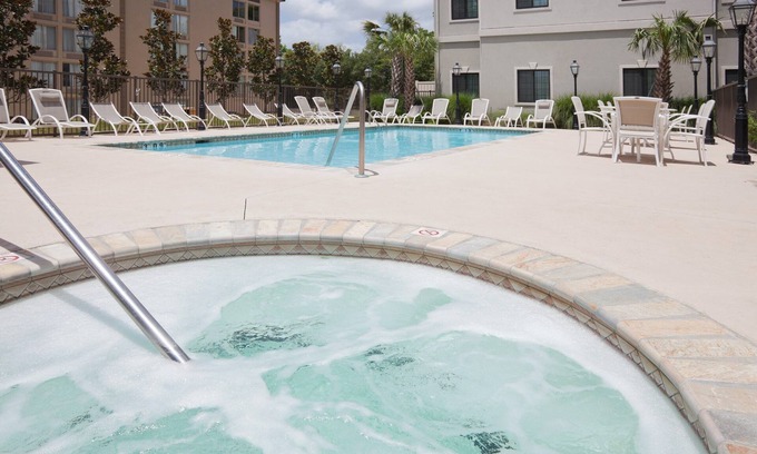 Lafayette Condo | Equipped King Suite | Free Daily Breakfast, Outdoor Pool + Hot Tub Access