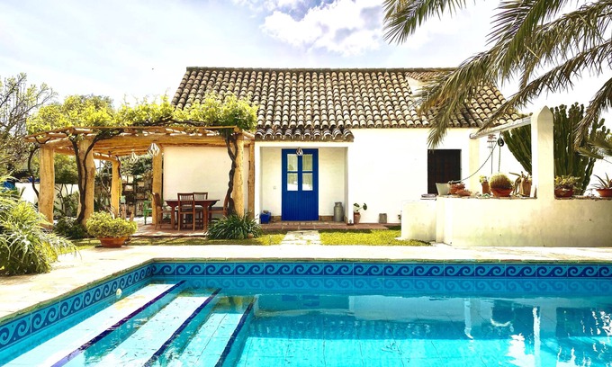 El Palmar House | Traditional Spanish house with private pool near the beach.