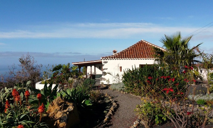 Los Llanos de Aridane House | Apartment with sea and mountain views for 2 people