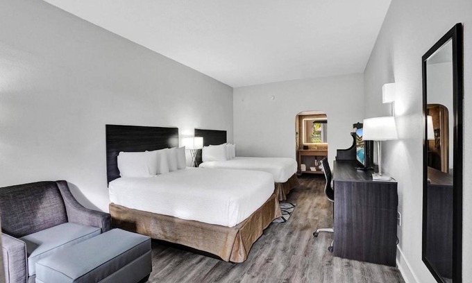 Parkside Hotel | Escape in a Modern room in Downtown Hollywood, steps away from the beach