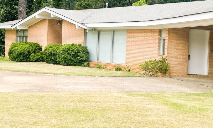 De Kalb House | Escape: Relaxing 3-BR Home near Meridian & Casinos. Spacious, Glassed-in Patio