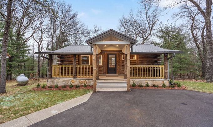 Wisconsin Dells Cabin | Escape to our charming cabin, where rustic elegance meets modern comfort!