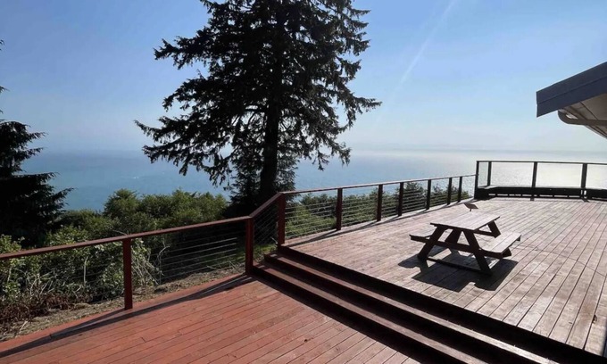 Klamath House | Escape to our spacious 4 bed 2-bath house with stunning ocean and river views