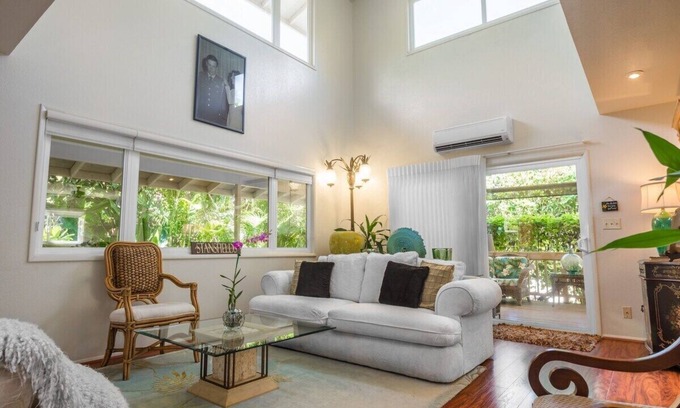 Ka'a'awa House | Escape to Paradise- AC, Kayaks,Ocean across street