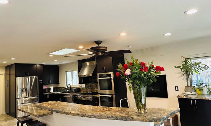 Novato House | Escape to Tahiti: Stylish 3-Bedroom Retreat with Luxe Amenities