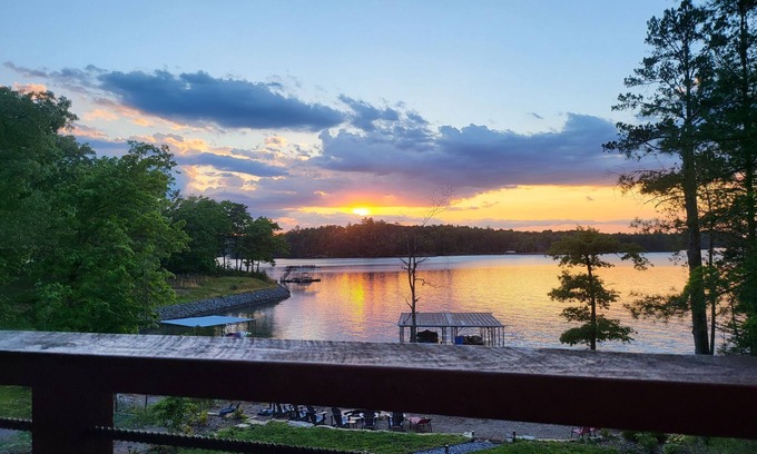 Blue Ridge Cabin | Escape to the lake for fall colors, holiday cheer, and fireside relaxation