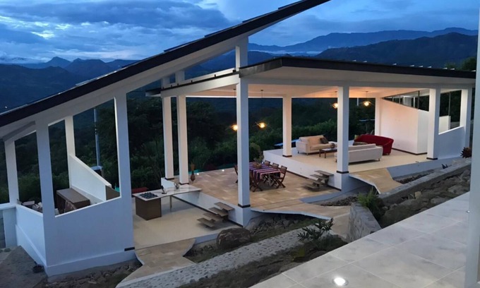 La Mesa House | Espectacular Casa de Campo con Hermosa Vista a la Cordillera Rodeada de Jardines