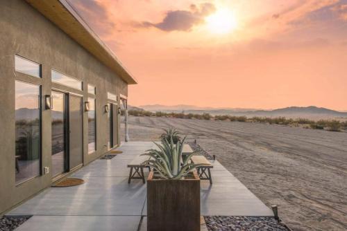 Panorama Heights House | Estrella Perdida - Joshua Tree Off-Grid Soaking Tub