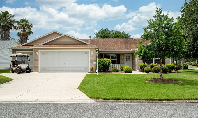 The Villages House | Everything! 3/2, FREE golf & 4-seat cart, Resident passes, pets, Lake Sumter Sq.