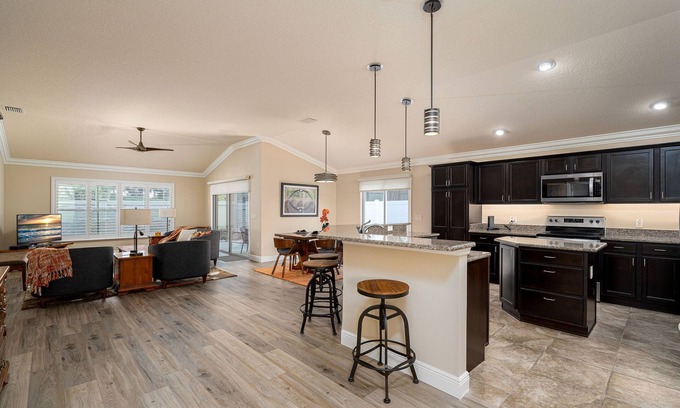 Collier Villa | Everything! 3/2, FREE golf & 4-seat cart, Resident passes, pets, near Brownwood