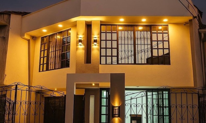 Cali House | Exc. ubicación sur cali cerca Clínicas de estética, C comerciales. Restaurantes