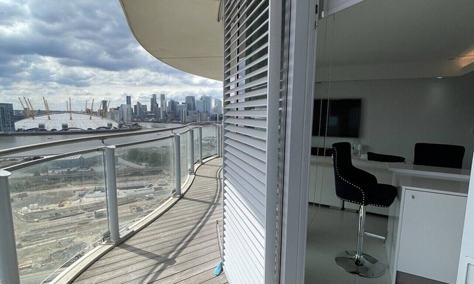 Docklands Apartment | EXCEL LUXURY TWO BEDROOM PENTHOUSE