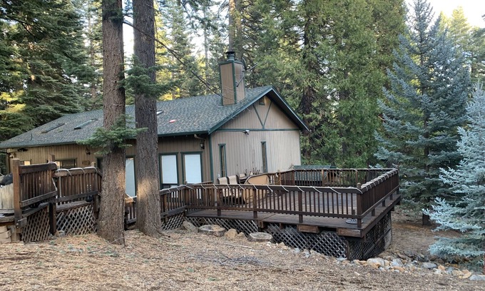 Lake Almanor Country Club Cabin | Excellent cabin with large deck 10+ guest capacity