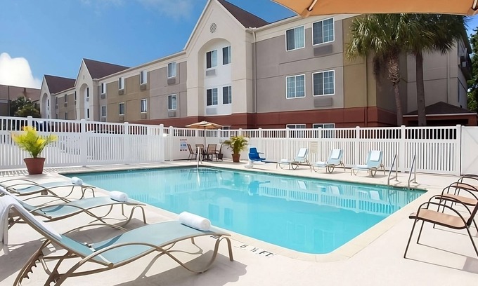 Clearwater Hotel | Excellent Choice! Unit with Full Kitchen, Outdoor Pool, Pets Allowed!