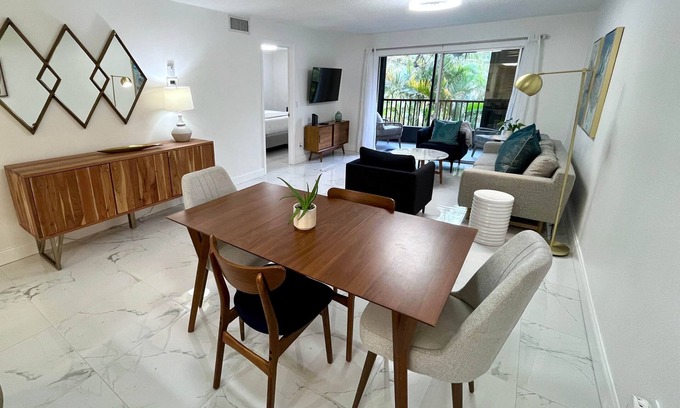 Granada Condo | Exceptional remodeled condo, 2 miles from Siesta Key