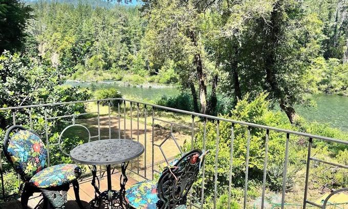 Gasquet Apartment | Exceptional ViewnnnnnnnnStudio apartment with beautiful, spectacular river view.