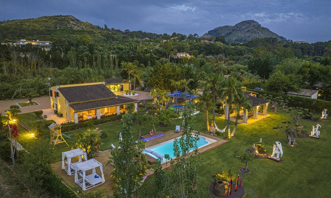 Alcudia Ski Chalet | Exclusiva Villa con piscina climatizada, jacuzzi, sauna, gim, y 10000m2 jardín