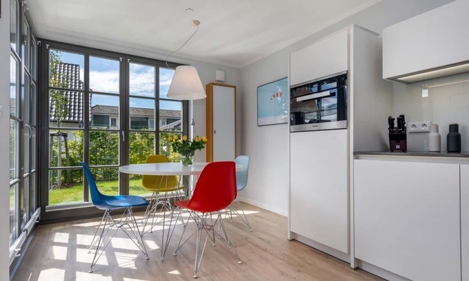 Zingst Apartment | Exclusive apartment in central location with garden, fireplace, WLAN, PS5, FIFA25, karaoke