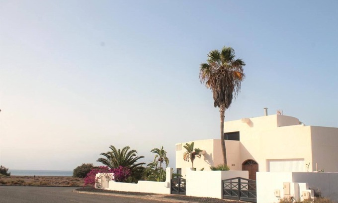 Giniginamar House | Exclusive villa in beachfront