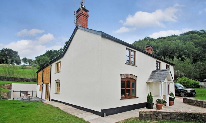 Bampton Cottage | EXE VALLEY FARMHOUSE, pet friendly, with hot tub in Bampton, Devon