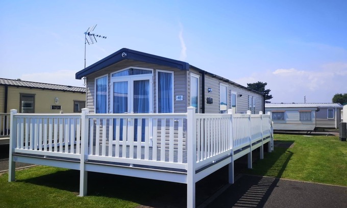 Walton on the Naze House | Exec Spec Holiday Home 5 minute walk from sandy beach