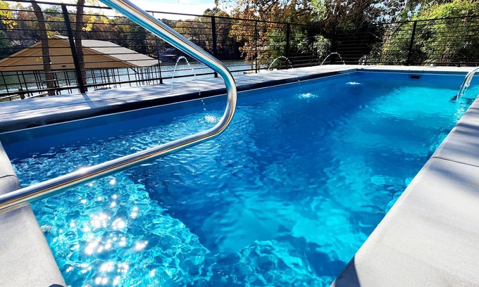 Mid America House | Expansive Lakefront Home on Lake Hamilton 3 mi to Oaklawn-HOTTUB Pool, Firepit!