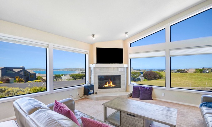 Bodega Bay House | Expansive ocean views along with privacy for this 2400 sf 3 bedroom 3 bath home
