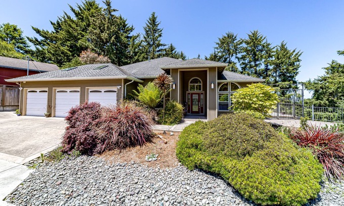 Humboldt Hill House | Expansive retreat with multiple decks, grill, air hockey, fast WiFi & media room