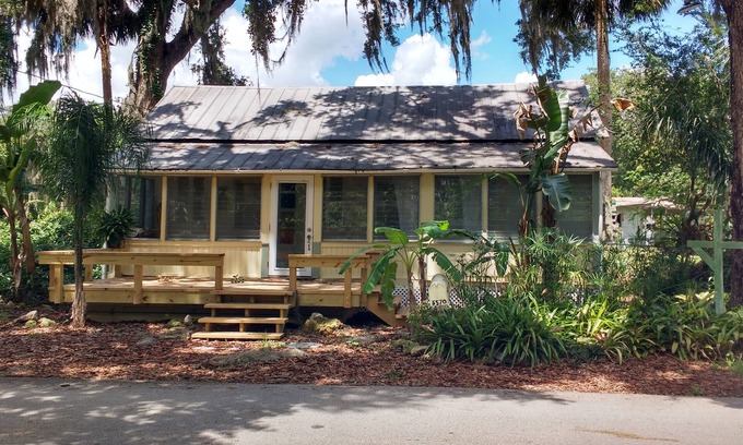Glenwood House | EXPERIENCE AUTHENTIC OLD FLORIDA @ THIS CRACKER COTTAGE; WALK TO DE LEON SPRINGS