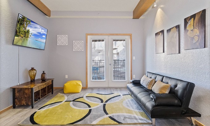 Palm Coast Condo | Experience European Charm: King Suite Condo with Balcony for Your Beach Getaway!