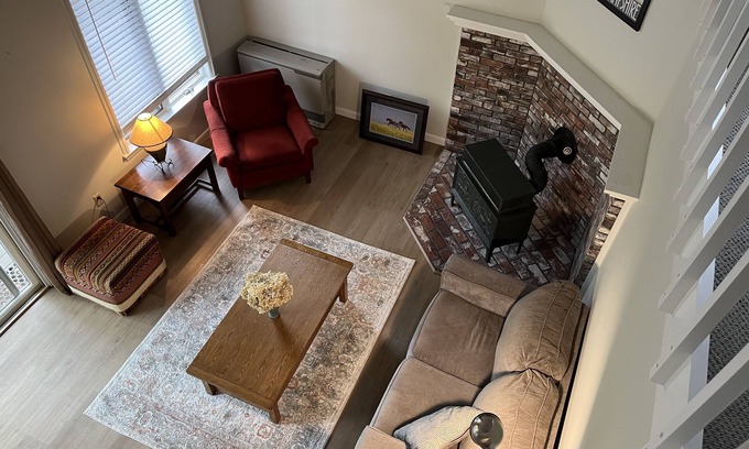 Grantham Condo | Experience lake life! Beautiful, light-filled Grantham condo near Lake Sunapee