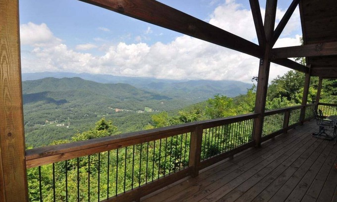 Bryson City Cabin | Experience mountain serenity at A Bear's Retreat, Bryson City, NC