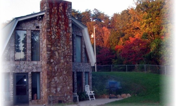 Austral House | Experience serene Hiwassee River just 5 mins away