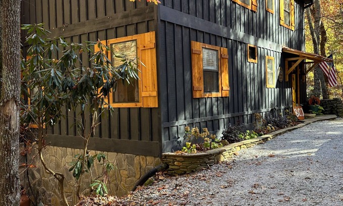 Sky Valley House | Experience “Splendor in The Mountains” 3 levels,5 bedrooms ,3.5 bath Sleeps 17!